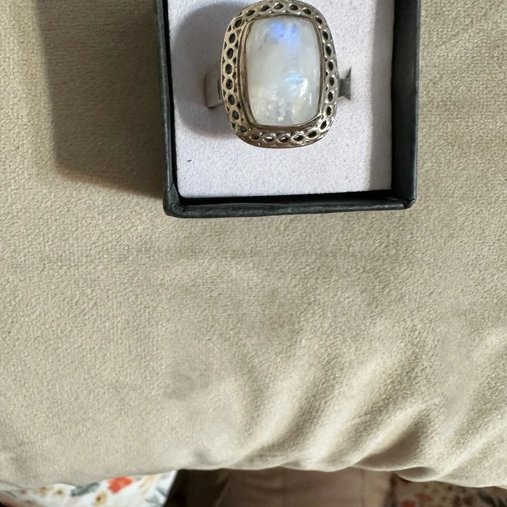 Elegant Silver Moonstone Ring - Picture 3 of 4